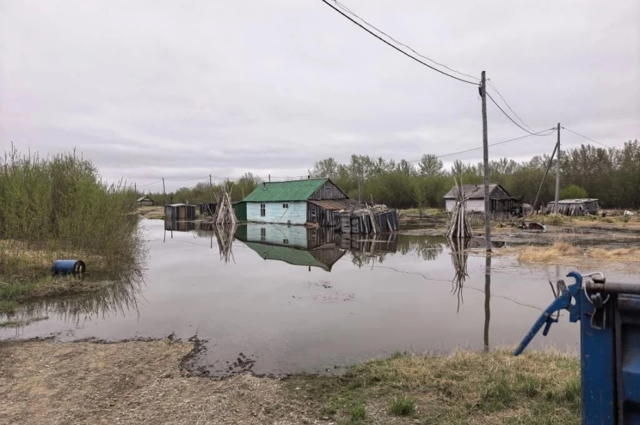 В селе Парень на Камчатке грунтовые воды подтопили три жилых дома. . Фотография 2