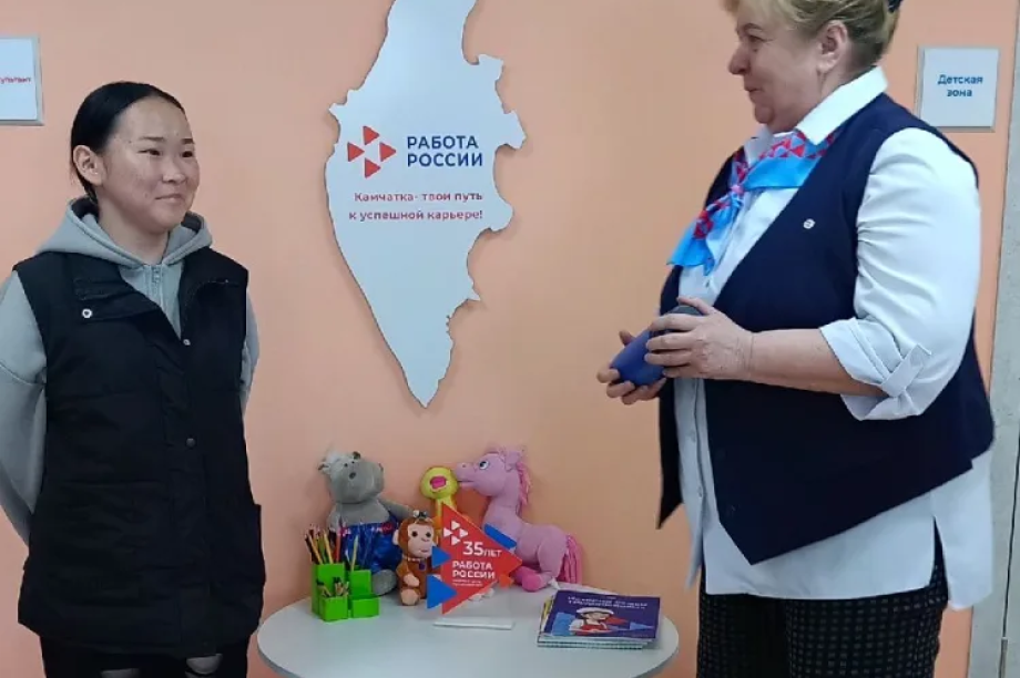 Девочка из села Тиличики второй год работает в оленьем табуне . Фото: Кадровый Центр. Фотография 3